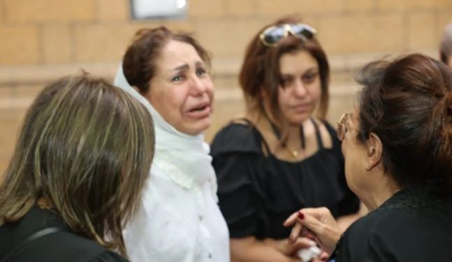 انهيار ماجدة نور الدين خلال تشييع جثمان نجلها أحمد سامي العدل (فيديو)