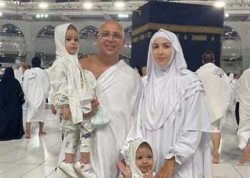 جنات تؤدي مناسك العمرة مع أسرتها