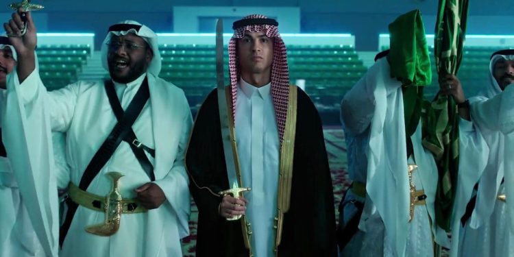 بالزي السعودي التقليدي والسيف .. كريستيانو رونالدو يحتفل باليوم الوطني السعودي