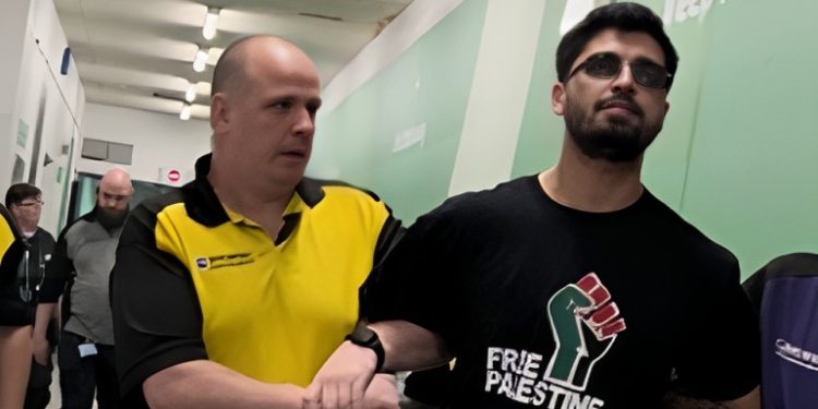طرد يوتيوبر بريطاني من مباراة ملاكمة بسبب دعمه لفلسطين