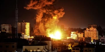 قصف مسجد المحطة في شارع يافا بغزة واشتعال النيران فيه.