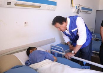 وزير الصحة مع المصابين الفلسطينيين